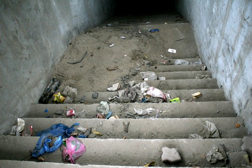 Phía đầu hầm bên kia cũng tương tự, cát, vật liệu xây dựng, rác rưởi vứt bừa bãi.